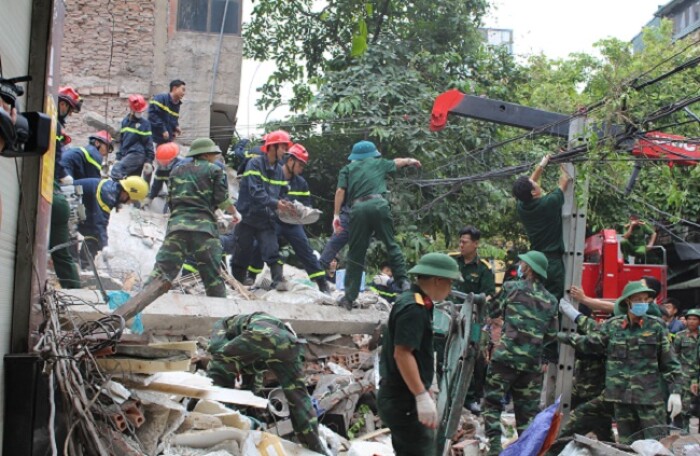 Hà Nội: Sập nhà 4 tầng lúc nửa đêm, 5 người mắc kẹt dưới đống đổ nát
