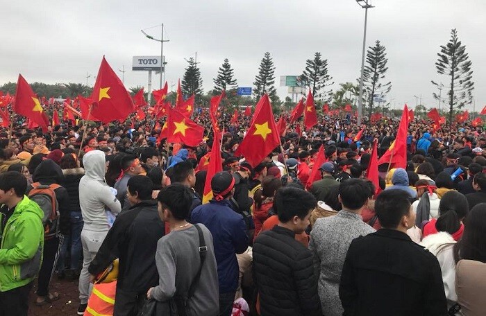 Hàng nghìn cổ đông viên đón tuyển U23 Việt Nam trở về