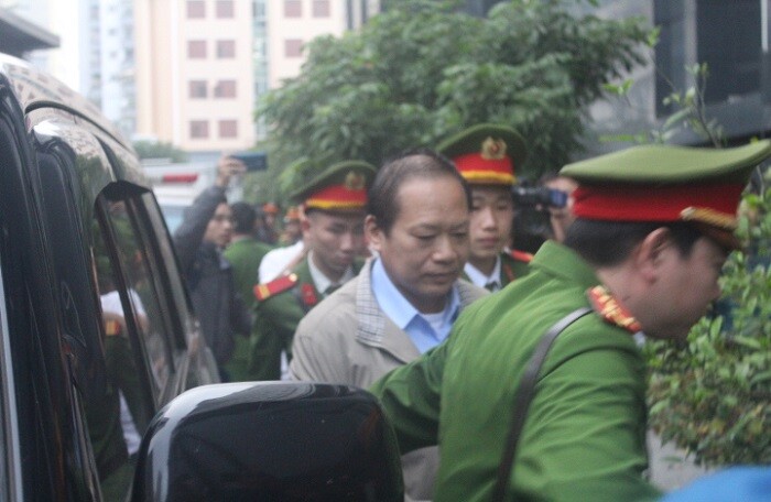 Cận cảnh phiên tòa xét xử vụ AVG: Cựu Bộ trưởng Trương Minh Tuấn bị áp giải đến Tòa