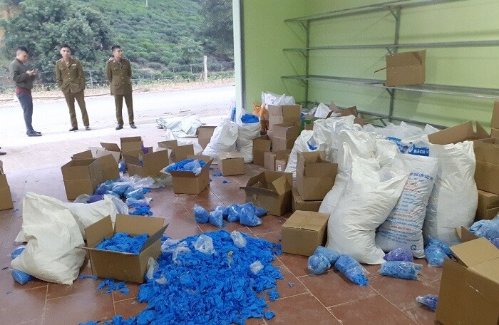 Thái Nguyên: Bắt giữ 8 tấn găng tay y tế đã qua sử dụng