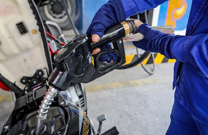 Giá xăng hôm nay: Xăng dầu đồng loạt giảm, xăng RON95 lùi sát mốc 19.000 đồng/lít