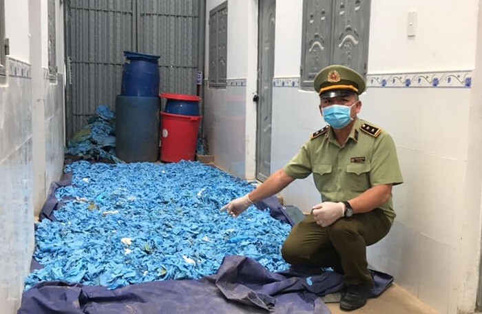 Cảnh sát Bình Dương 'tóm gọn' tụ điểm tái chế hàng tấn găng tay, quần áo chống dịch đã qua sử dụng