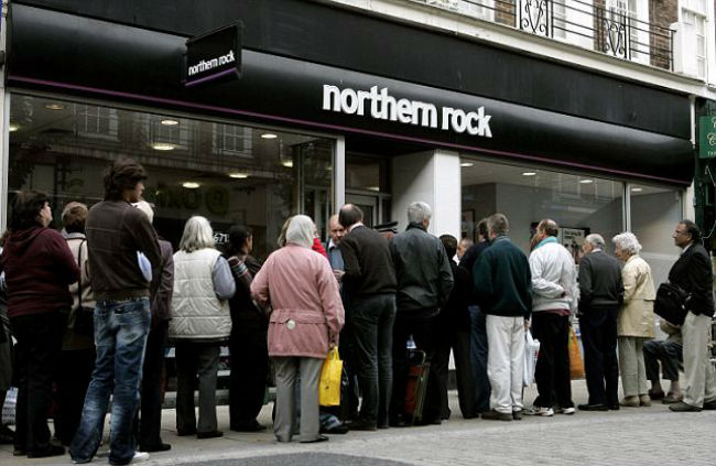 Khách hàng ồ ạt đến rút tiền tại 72 chi nhánh của ngân hàng Northern Rock.
