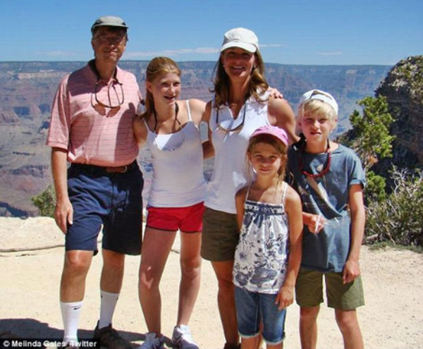 Gates và vợ mình, bà Melinda, 52 tuổi có với nhau 3 người con: Jennifer 20 tuổi, Rory 17 tuổi và con gái út Phoebe 14 tuổi.