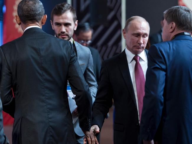 Cú bắt tay hờ hững nhất lịch sử giữa Obama và Putin