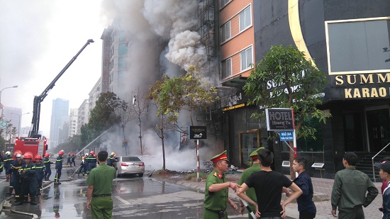 Cháy trên phố Trần Thái Tông Cầu Giấy bốn