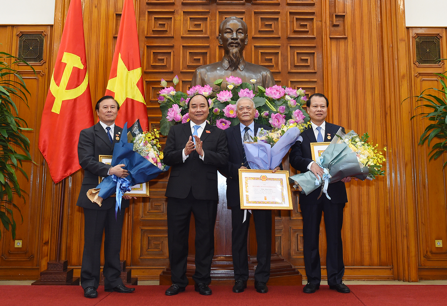 Nguyên Thủ tướng Nguyễn Tấn Dũng nhận Huy hiệu 50 năm tuổi Đảng ảnh 1