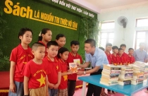 Nhà báo Hoàng Anh Minh, Tổng biên tập Tạp chí Đầu tư Tài chính – VietnamFinance trao tặng sách cho thư viện Trường Tiểu học Sơn Lộc, huyện Can Lộc, Hà Tĩnh.