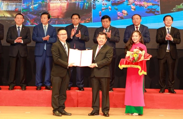 Chủ tịch UBND tỉnh Quảng Ng&atilde;i trao giấy chứng nhận cho nh&agrave; đầu tư.