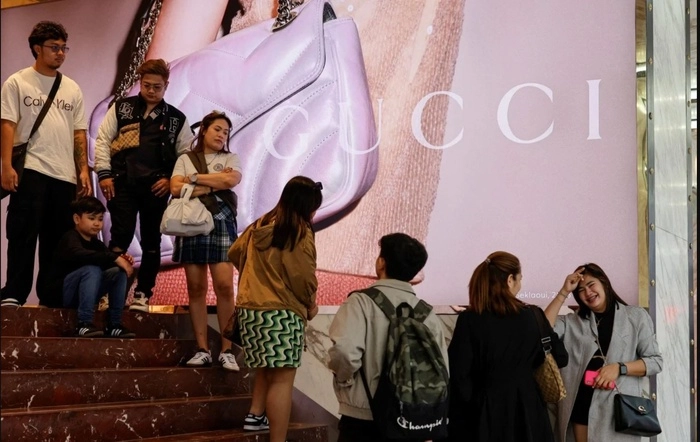 Nhiều khách hàng trẻ Trung Quốc xếp hàng bên ngoài cửa hàng Gucci ở khu mua sắm Tsim Sha Tsui, Hong Kong vào ngày 5/12/2023. Ảnh: Reuters