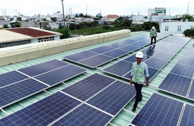 “Điện mặt trời mái nhà tự dùng không hấp dẫn nếu tồn tại cơ chế xin-cho độc quyền rồi bán lại”