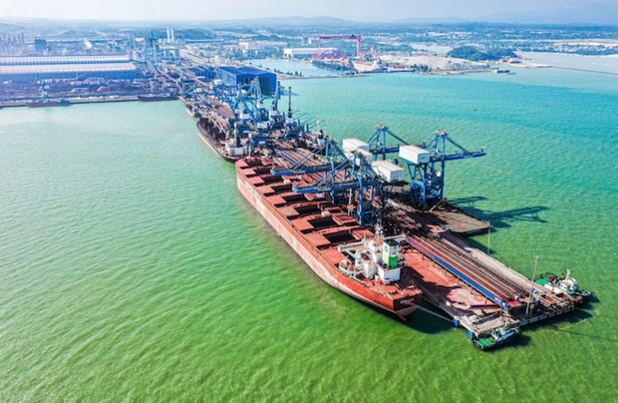 Lượng hàng hóa nửa đầu năm qua cảng Hòa Phát Dung Quất đạt trên 12,7 triệu tấn, tăng 4%