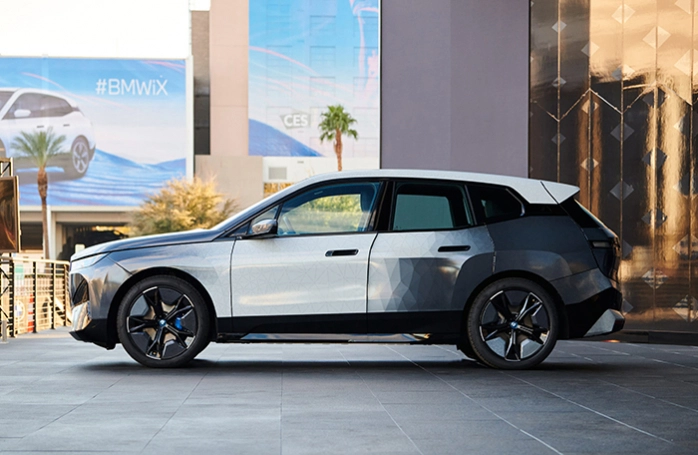 BMW cho ra mắt mẫu xe điện đổi màu đầu tiên trên thế giới