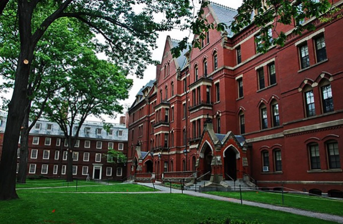 Mỹ: Học phí cho các trường Ivy League ngày càng đắt đỏ, tốn tới 90.000 USD/năm