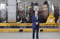 Thủ tướng Đức Olaf Scholz đúng cạnh tuabin của Dòng chảy phương Bắc tại nhà máy của Siemens Energy ngày 3/8.