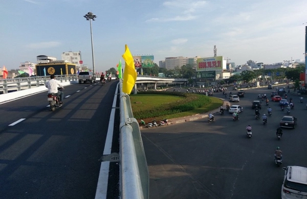 TPHCM Cầu vượt Nguyễn Kiệm thông thoáng ngày đầu thông xe