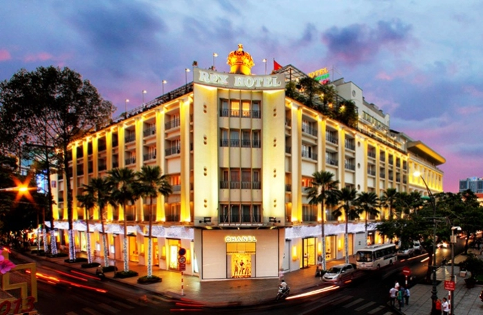 Rex Hotel - khách sạn 5 sao tuyệt vời nhất của Sài Gòn với hơn 100 năm lịch sử sẽ đưa bạn trở lại quá khứ, đồng thời trải nghiệm sự sang trọng và tiện nghi của khách sạn hiện đại. Đây là trải nghiệm không thể bỏ qua cho bạn khi đến Sài Gòn.