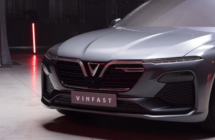 VinFast - thương hiệu xe hơi đang trở thành tâm điểm chú ý của các tín đồ yêu xe tại thị trường Việt Nam. Hãy khám phá hình ảnh thiết kế ngoại thất của VinFast với những chiếc SUV cứng cáp hay sedan sang trọng sẽ làm cho bạn choáng ngợp. Đừng bỏ lỡ cơ hội chiêm ngưỡng những tuyệt phẩm của VinFast đến từ các đại lí ô tô con!