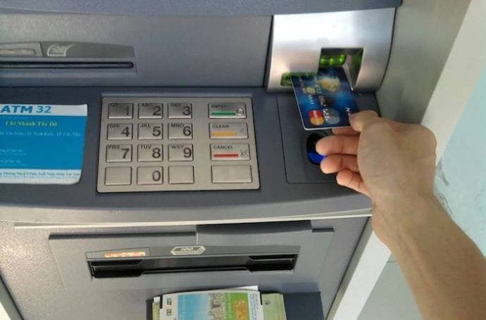 Rút tiền mặt: Tài khoản ngân hàng của bạn còn tiền, nhưng bạn không thể thanh toán bằng thẻ? Đừng lo lắng, chỉ cần đến ATM là bạn có thể rút tiền mặt một cách dễ dàng và nhanh chóng. Nhấp vào để xem bức ảnh liên quan đến rút tiền mặt và cảm nhận tiện ích của nó.