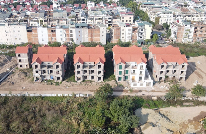 Loạt biệt thự quây tôn, bỏ hoang tại Khu đô thị mới Phú Lương - Hà Đông - Ảnh 1