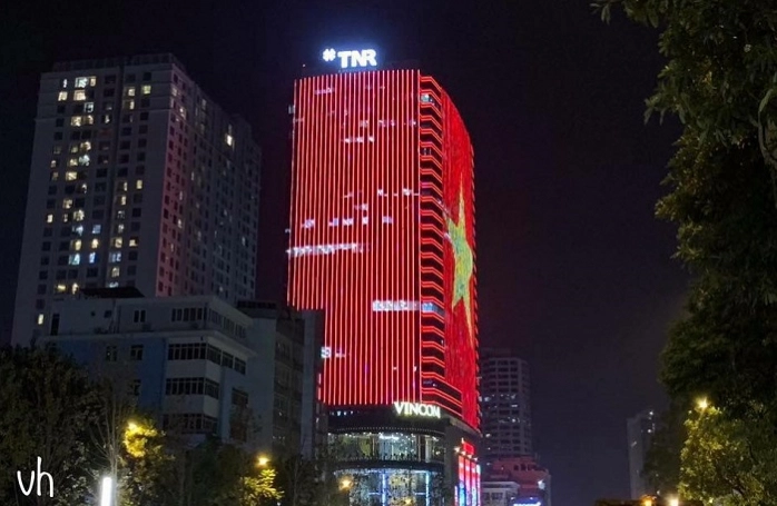 Nhiều cao ốc Hà Nội rực sáng quốc kỳ trước trận Malaysia - Việt Nam