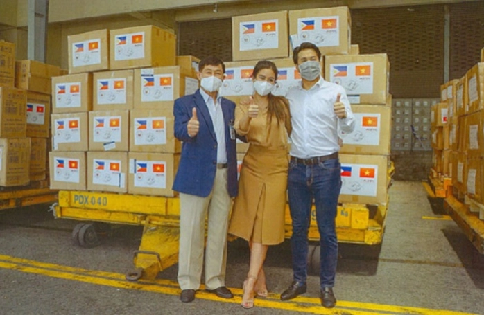Ông Johnathan Hạnh Nguyễn thuê máy bay chở 750.000 khẩu trang, 16.500 đồ bảo hộ y tế tặng Philippines