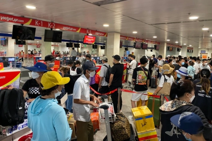 Tắc nghẽn tại Tân Sơn Nhất: Vietjet, Bamboo Airways thu tiền để làm thủ tục nhanh
