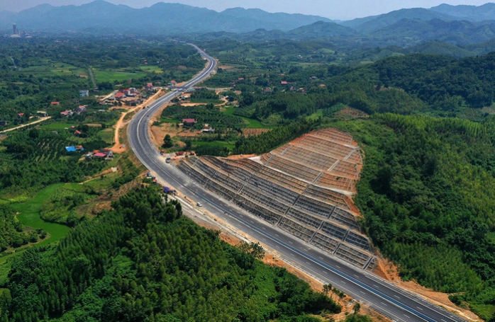 Dự án cao tốc Tuyên Quang - Phú Thọ đang được triển khai với tốc độ cao, đồng bộ với việc phát triển các cơ sở hạ tầng, hệ thống giao thông giữa các tỉnh phía Bắc.