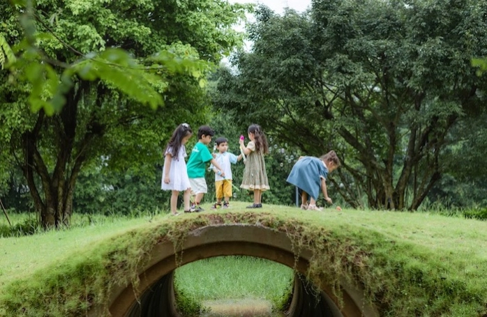 Vitamin thiên nhiên vô cùng quan trọng đối với sức khỏe của trẻ nhỏ. Ecopark là một ví dụ điển hình cho việc mang thiên nhiên vào cuộc sống của trẻ nhỏ. Hãy xem hình ảnh để hiểu thêm về ưu điểm của Ecopark và tầm quan trọng của việc mang vitamin thiên nhiên vào đời sống hàng ngày.