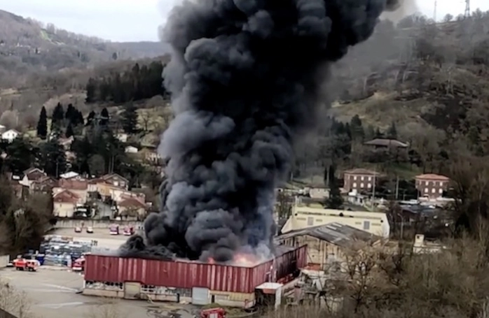 Pháp: Cháy nhà máy tái chế, 900 tấn pin lithium ‘bốc hơi’