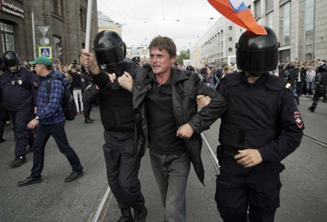 Nga: Hơn 800 người bị bắt giữ vì biểu tình phản đối tăng tuổi về hưu