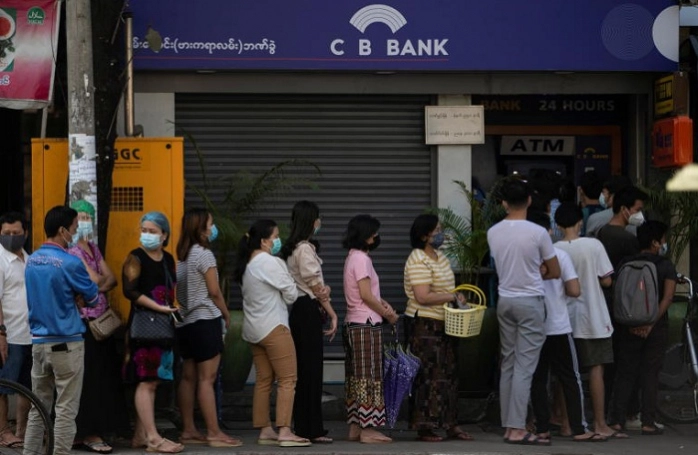 Myanmar: Lo hệ thống ngân hàng sụp đổ, người dân ồ ạt rút tiền mặt