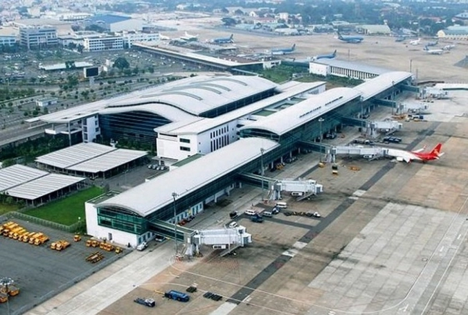 Sân bay Tân Sơn Nhất tạm đóng một đường băng