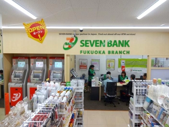 H&igrave;nh ảnh kh&aacute; quen thuộc tại Nhật Bản: khi v&agrave;o cửa h&agrave;ng tiện &iacute;ch của Seven Eleven sẽ tiện giao dịch tại c&acirc;y ATM của Seven Bank