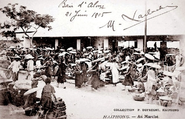 Cảnh bu&ocirc;n b&aacute;n ở chợ Sắt năm 1905