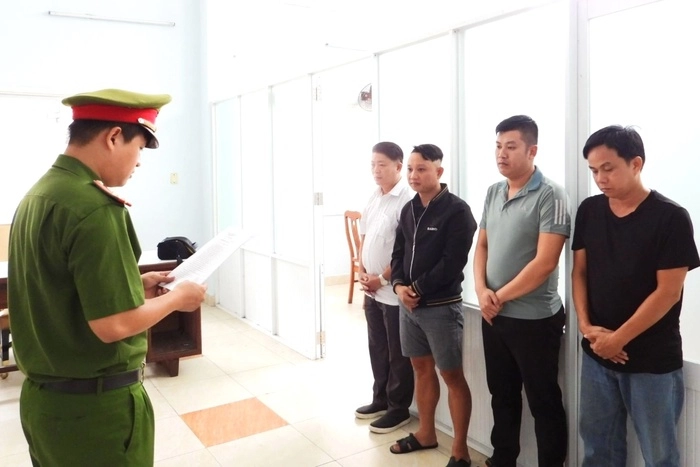 Công an TP. Đà Nẵng đọc lệnh bắt giam các đối tượng trong đường dấy cá độ bóng đá.