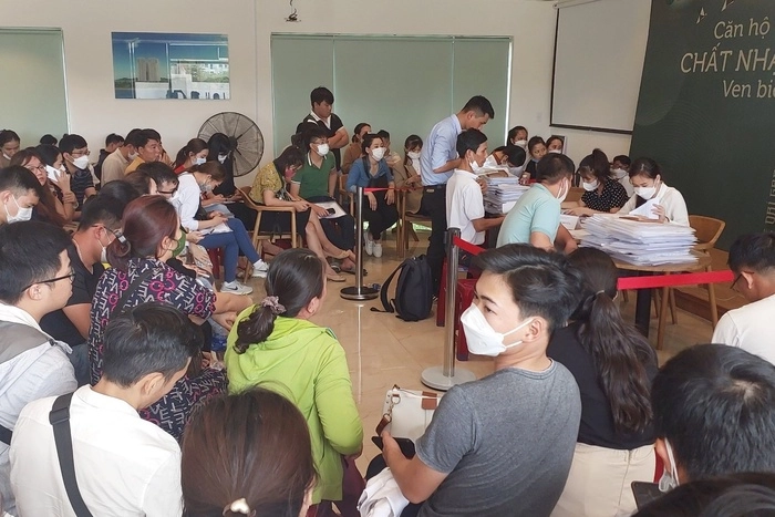 Hàng trăm người xếp hàng từ 4h sáng nộp hồ sơ mua nhà xã hội ở Đà Nẵng