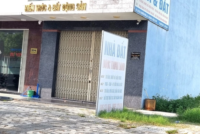 Tr&ecirc;n đường Nguyễn Phước Lan (quận Cẩm Lệ) nhiều văn ph&ograve;ng m&ocirc;i giới bất động sản cũng trong t&igrave;nh trạng kh&oacute;a tr&aacute;i cửa.
