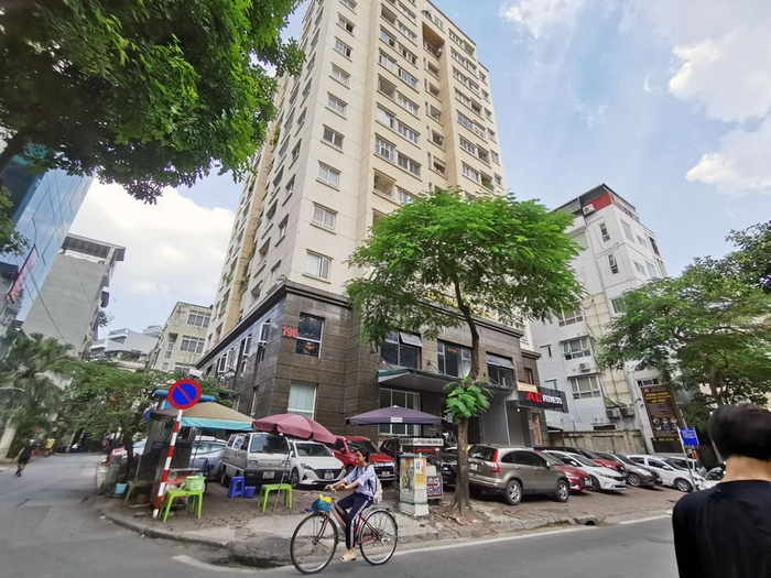 Tại chung cư 196 Th&aacute;i Thịnh (phường L&aacute;ng Hạ) cũng bị đ&igrave;nh chỉ khu vực tầng 1, tầng lửng.