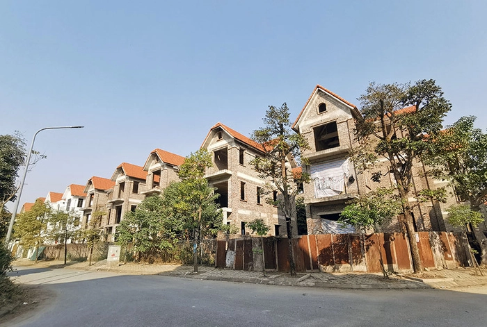 Loạt biệt thự quây tôn, bỏ hoang tại Khu đô thị mới Phú Lương - Hà Đông - Ảnh 3