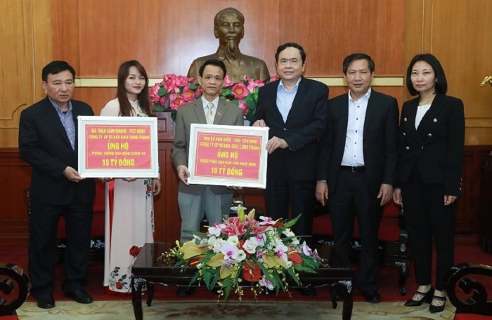 Chủ tịch Uỷ ban Trung ương Mặt trận Tổ quốc Việt Nam Trần Thanh Mẫn tiếp nhận ủng hộ từ Công ty Cổ phần Đầu tư và Kinh doanh Long Thành.