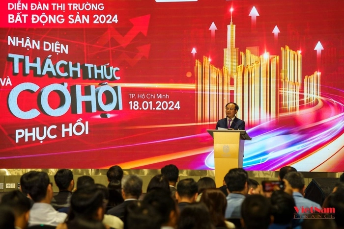 Thứ trưởng Bộ X&acirc;y dựng Nguyễn Văn Sinh ph&aacute;t biểu tại diễn đ&agrave;n &ldquo;Thị trường bất động sản năm 2024 - Nhận diện th&aacute;ch thức v&agrave; cơ hội phục hồi&rdquo;