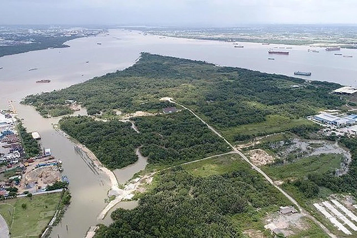 Mũi Đèn Đỏ là khu đất có hình dạng mũi tàu nằm tại ngã 3 sông Sài Gòn - Nhà Bè thuộc phường Phú Thuận, quận 7