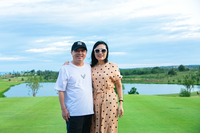 Vợ chồng anh Nguyễn Viết Bảo tại s&acirc;n golf PGA NovaWorld Phan Thiet.