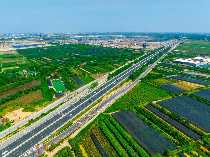 Ph&iacute;a Đ&ocirc;ng hưởng lợi thế hạ tầng lớn khi l&agrave; điểm đầu kết nối v&agrave;o tam gi&aacute;c kinh tế bắc bộ th&ocirc;ng qua đường cao tốc H&agrave; Nội &ndash; Hải Ph&ograve;ng được b&igrave;nh chọn l&agrave; tuyến cao tốc đẹp nhất Việt Nam.