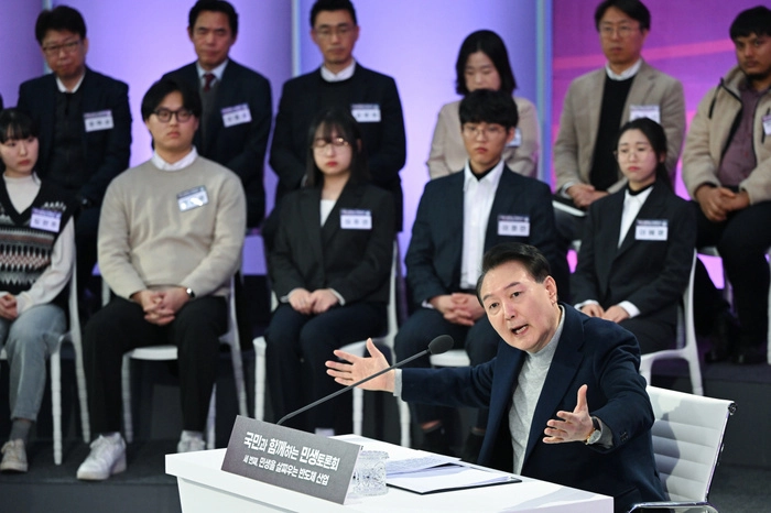 Tổng thống Yoon Suk Yeol ph&aacute;t biểu trong cuộc tranh luận c&ocirc;ng khai về khung ch&iacute;nh s&aacute;ch li&ecirc;n quan đến ng&agrave;nh c&ocirc;ng nghiệp chip b&aacute;n dẫn trong nước ở Suwon, tỉnh Kyunggi.