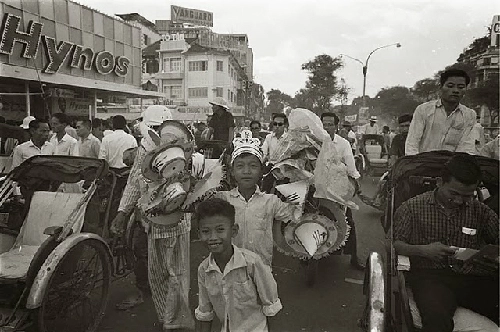 Hãy cùng chúng tôi “ngắm” lại thiên đường Sài Gòn xưa qua chùm ảnh Tết cổ kính. Bạn sẽ được tận hưởng không khí Trung Thu tươi vui, mùa xuân êm dịu và những kỷ niệm đáng nhớ của người Sài Gòn xưa.