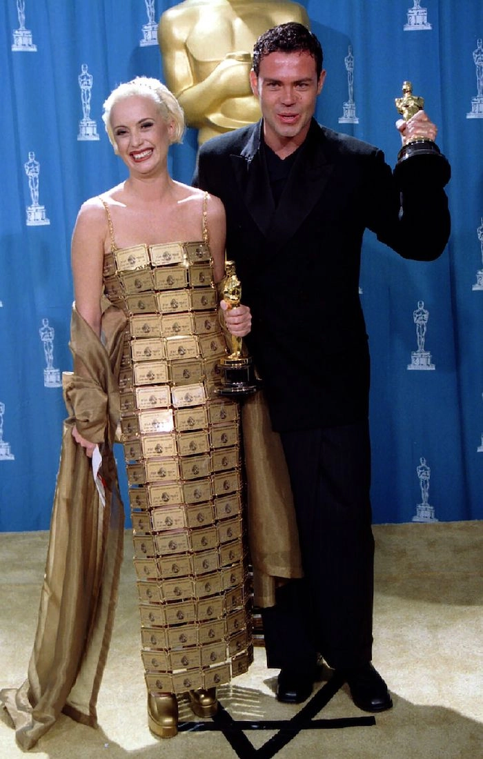 ‘Mục sở thị’ chiếc váy làm từ 254 thẻ tín dụng gây chấn động lễ trao giải Oscar - Ảnh 1.