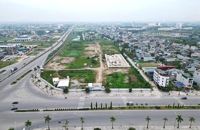 Nghịch lý ở Thanh Hóa: Thiếu nhà ở xã hội nhưng đất nền khu đô thị bỏ hoang - Ảnh 1