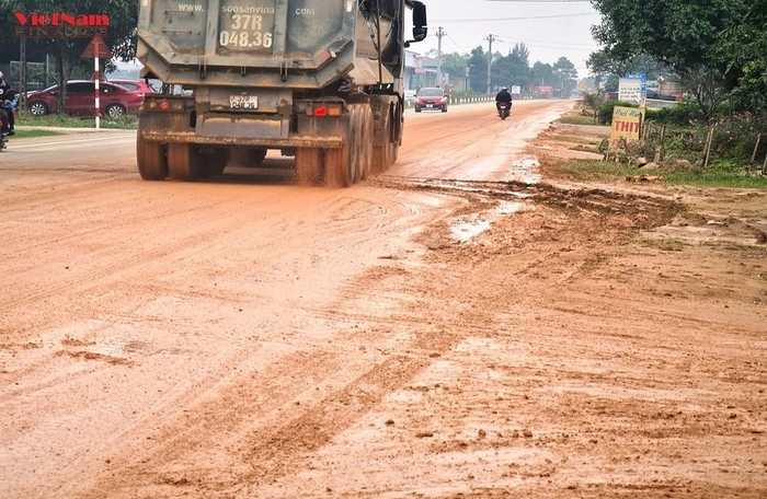 Hà Tĩnh: Thi công Cao tốc Bắc - Nam vãi bùn đất ra đường, đe doạ an toàn giao thông - Ảnh 4